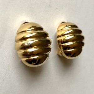 Gold Tone Shell Shaped Clip On Earrings